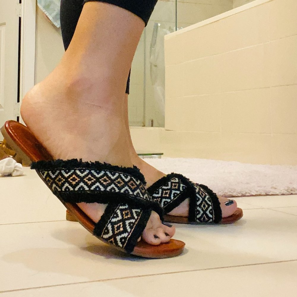 Universal Black Thread Aztek Textured Slides Sz 10